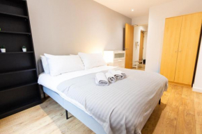 Cosy City Escape - 1Bed Apt with Balcony